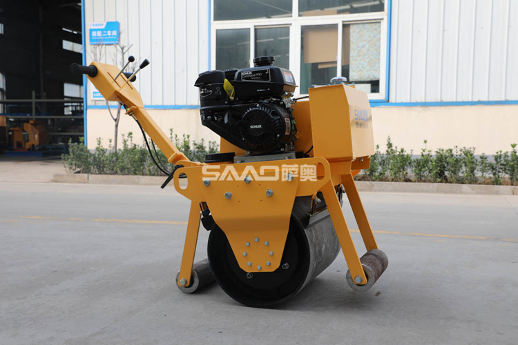一個(gè)小型壓路機(jī)的使命，如何將碾壓工作做好