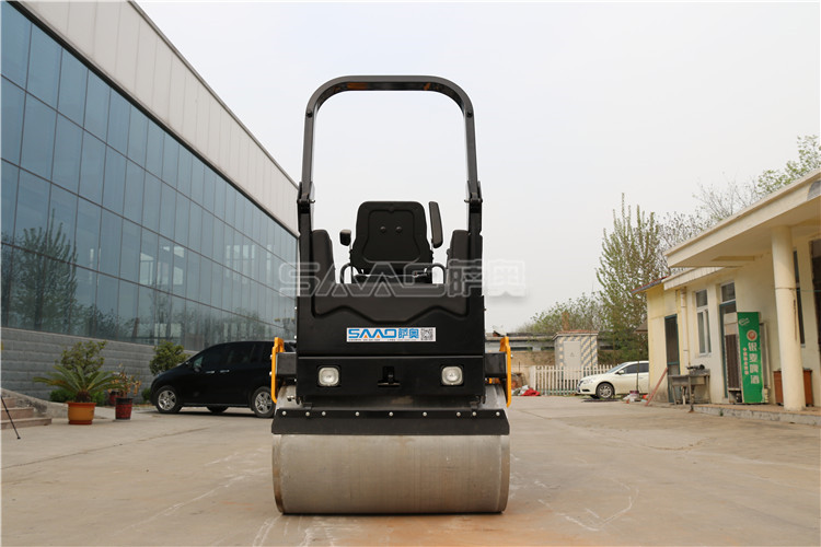 夏日雨季，小型壓路機施工中出現(xiàn)打滑應(yīng)該怎么處理