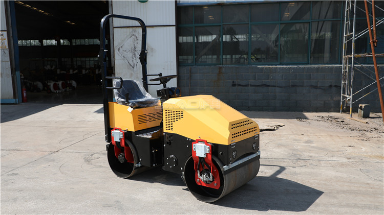 夏季多雨時節(jié)，小型壓土機施工時打滑怎么辦